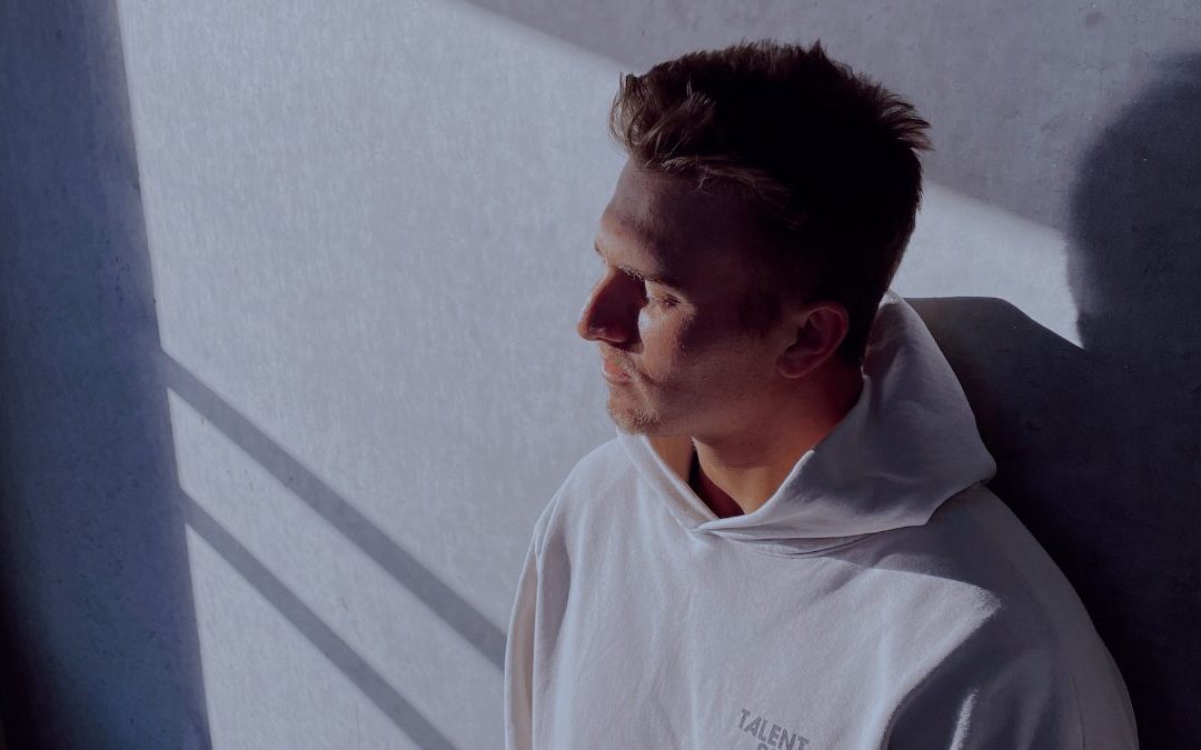 Acclaimed Independent Artist Austin Kenyon Makes a Grand Entrance to the Music Scene With Another Hypnotic Smash Hit Dubbed, “INERTIA”