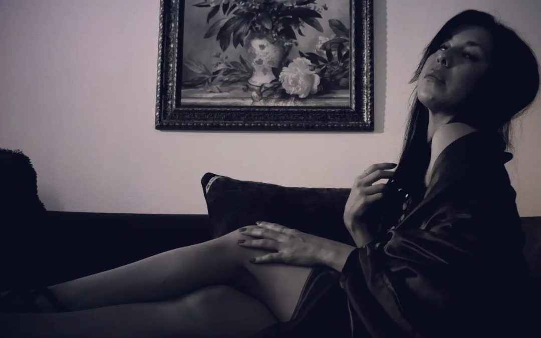 Los Angeles-Based Female Singer Melanie Button Delivers an Inspired Musical Experience in Her Piece, “Santa Baby.”