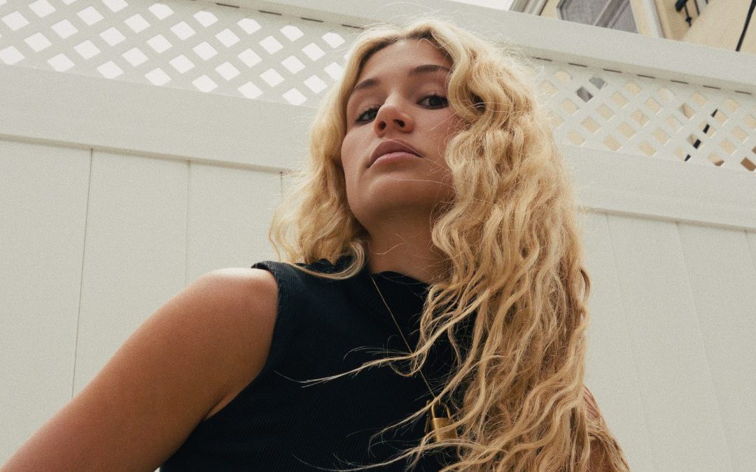 Ashley Elle’s Emotionally Resonant Journey Unveiled in the Captivating Melodies of “Heavy, Heavy, Heavy”