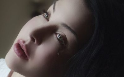 Savarre’s “Unbeautiful” Is a Heartfelt Ode to Those That Society Has Labeled as ‘Misfits’