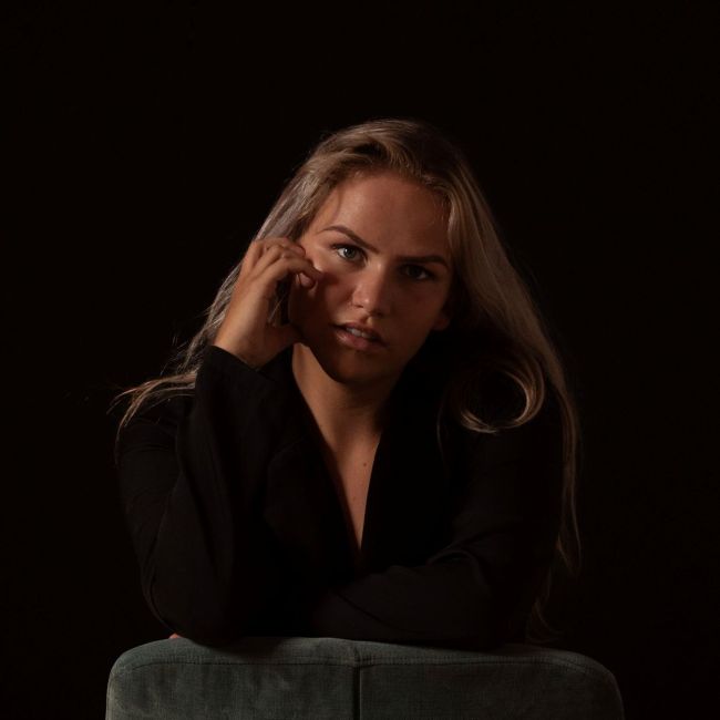 With raw emotional honesty and a voice that feels deeply personal Demeera is building her own world between continents and genres.